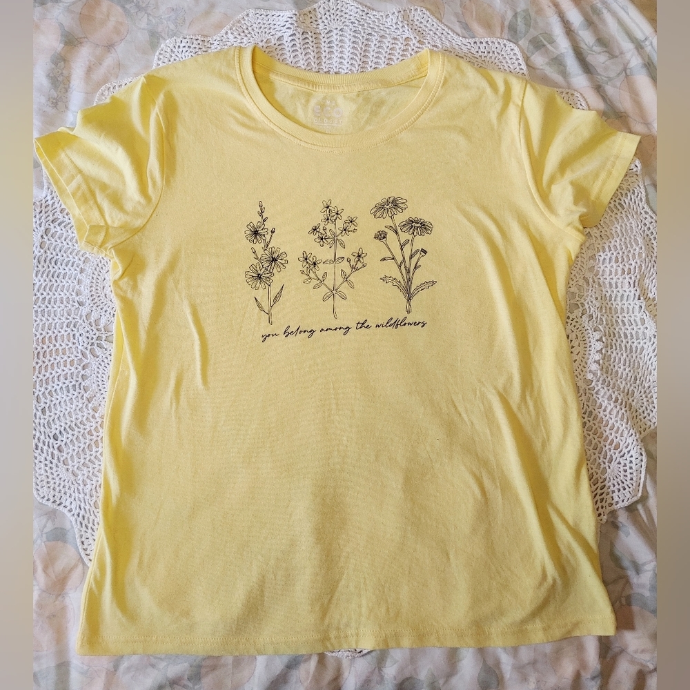 THE ECO CLOSET By Novelteez Butter Yellow Flower Graphic Tee Size Large